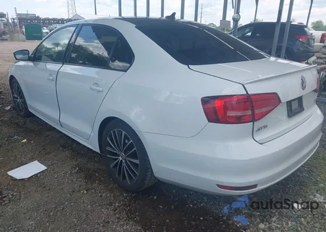 2015 Volkswagen Jetta 1.8T Sport z USA, uszkodzony, nr VIN 3VWD17AJ0FM217419